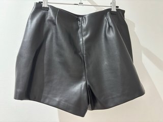 Falda pantalón negra efecto piel.