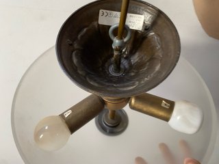 Lámpara de techo dorada y blanca