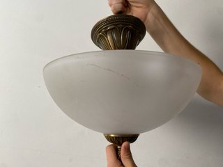 Lámpara de techo dorada y blanca