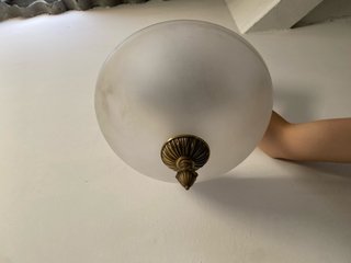 Lámpara de techo dorada y blanca
