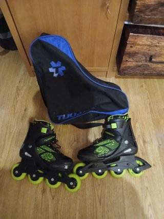 Patines en línea negros y verdes