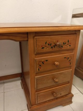 Escritorio clásico de madera con cajonera
