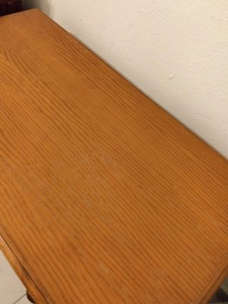 Escritorio clásico de madera con cajonera