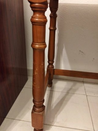 Escritorio clásico de madera con cajonera