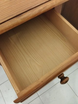 Escritorio clásico de madera con cajonera