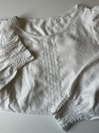 Blusa blanca elegante con puño fruncido