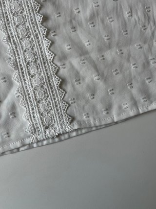 Blusa blanca elegante con puño fruncido