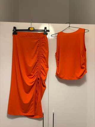 Conjunto naranja falda y top talla M