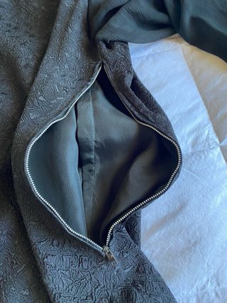 Prezioso vestito in lana e tulle nero fatto a mano