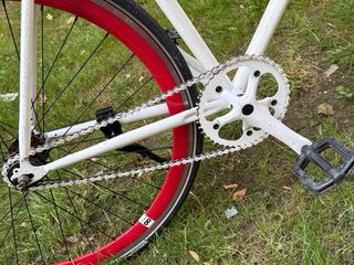 Bicicleta Fixie Blanca con Ruedas Rojas