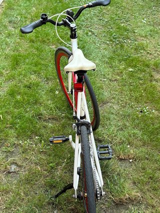 Bicicleta Fixie Blanca con Ruedas Rojas