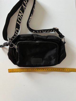 Bolso bandolera negro con logo
