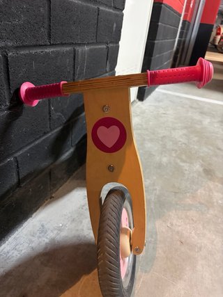 Bicicleta de madera sin pedales rosa