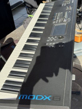 Yamaha MODX8 y funda original
