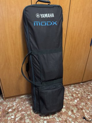 Yamaha MODX8 y funda original