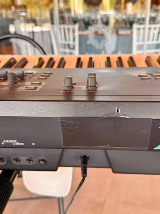 Yamaha MODX8 y funda original