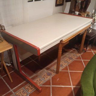 Mesa de oficina beige y roja