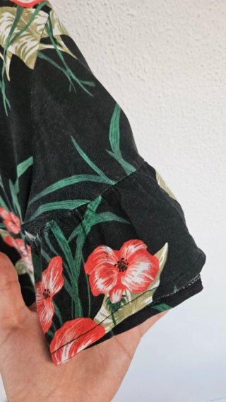 Blusa negra floral manga corta Talla L