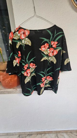 Blusa negra floral manga corta Talla L