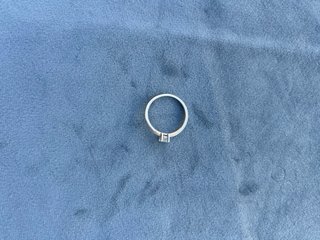 Anillo Oro Blanco 9K con agua marina