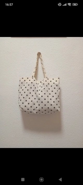 Bolso de tela blanco con lunares negros