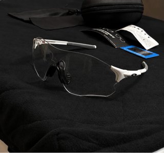 Occhiali Oakley bianchi e neri