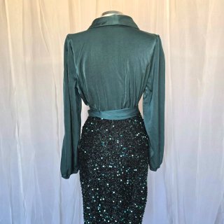 Vestido fiesta verde satén ylentejuelas talla S