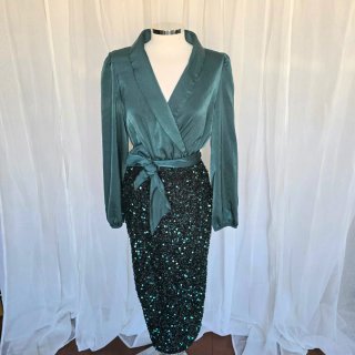 Vestido fiesta verde satén ylentejuelas talla S