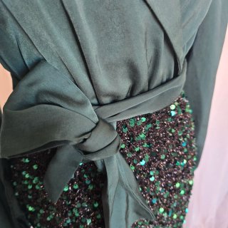 Vestido fiesta verde satén ylentejuelas talla S