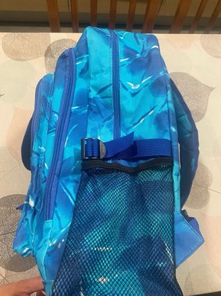 Mochila azul y multicolor
