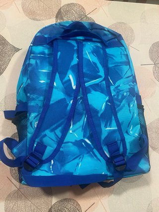 Mochila azul y multicolor