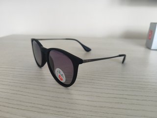 Gafas de sol negras y grises
