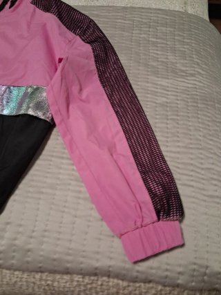 Cortavientos rosa y negro con capucha
