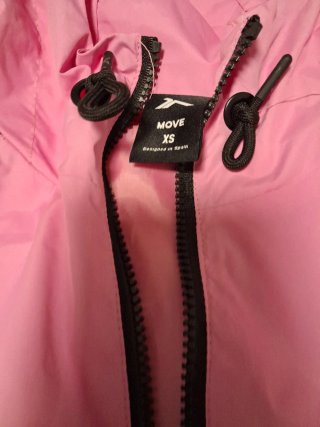 Cortavientos rosa y negro con capucha