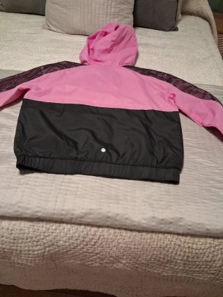 Cortavientos rosa y negro con capucha