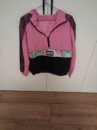 Cortavientos rosa y negro con capucha