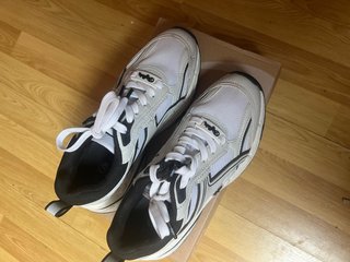 Zapatillas Buffalo grises y blancas