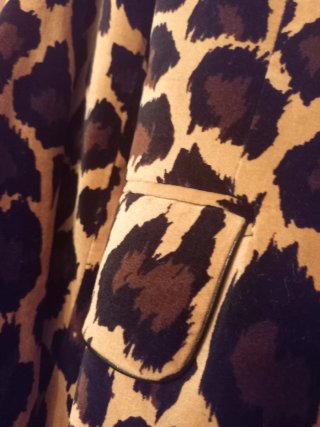Traje de falda estampado leopardo