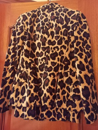 Traje de falda estampado leopardo