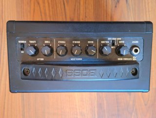 Amplificatore Boss Katana Mini + alimentatore Roland + batterie