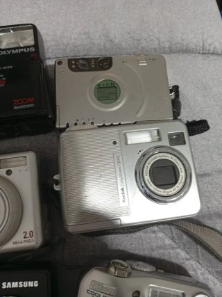 Lotto di 8 fotocamere digitali Olympus, Nikon, Samsung