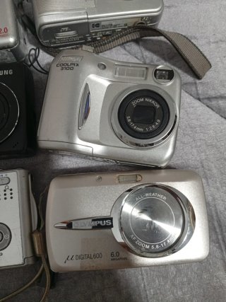 Lotto di 8 fotocamere digitali Olympus, Nikon, Samsung