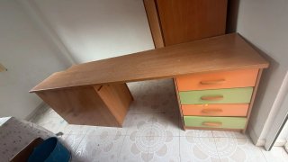 Escritorio madera cajones colores