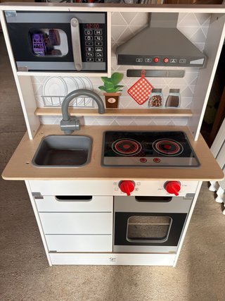 Cocinita de madera nueva, apenas de ha usado.