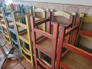 Sillas de madera de colores