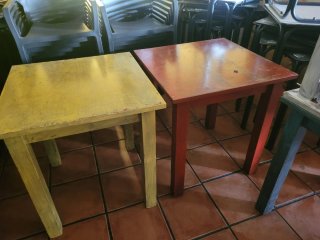 Sillas de madera de colores