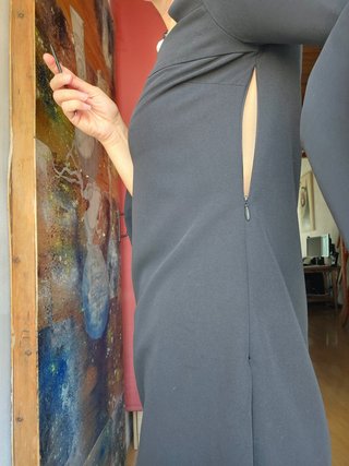Vestido negro con mangas acampanadas