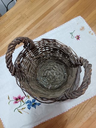 Cesta antigua de mimbre con asas