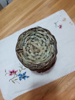 Cesta antigua de mimbre con asas