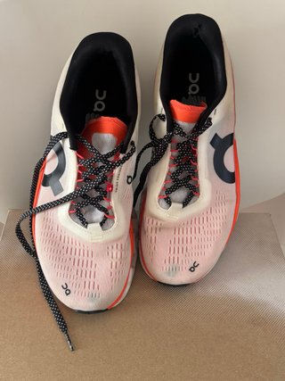 Zapatillas On Running Naranja y Blanco